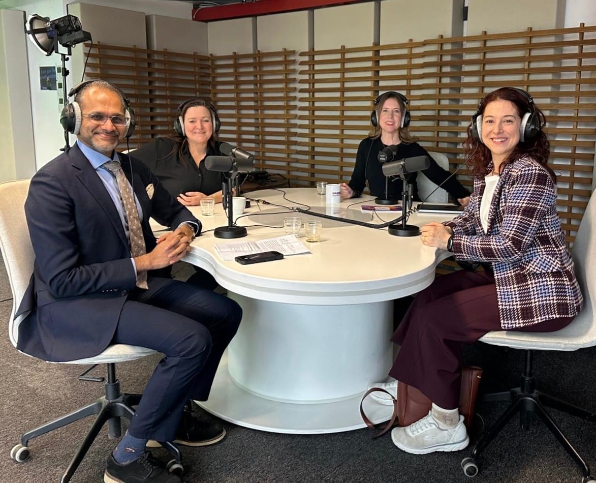 Rahul Venkit mit zwei Moderatoren in einem Podcast-Studio